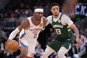 Gilgeous-Alexander scores 40 points as short-handed Thunder roll past Bucks 122-102 image