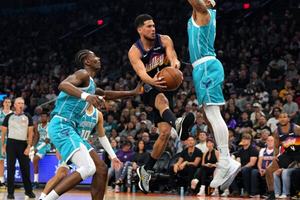 Booker scores 30 points as Suns halt Hornets’ road winning streak at 10 with 111-99 victory image