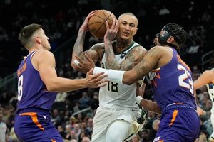 Hot-shooting Suns have three 20-point scorers in 129-114 victory over Bucks image