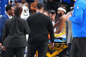 Moses Moody scores 23 before apparently serious injury late as Warriors beat Mavs 137-131 in OT image