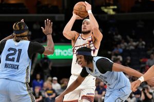 Devin Booker scores 36 on 16-of-24 shooting, Suns beat Grizzlies 131-105 image