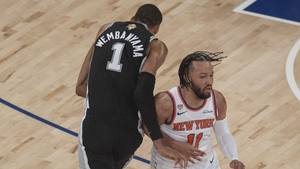 Victor Wembanyama avoids flagrant foul for shoving Brunson image