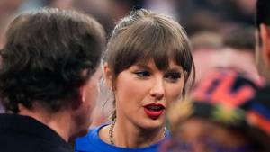 Taylor Swift, Adam Sandler top celebs at Game 4 of Spurs-Knicks image