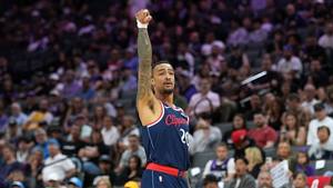 Sources: Pistons land potential starting PF John Collins image